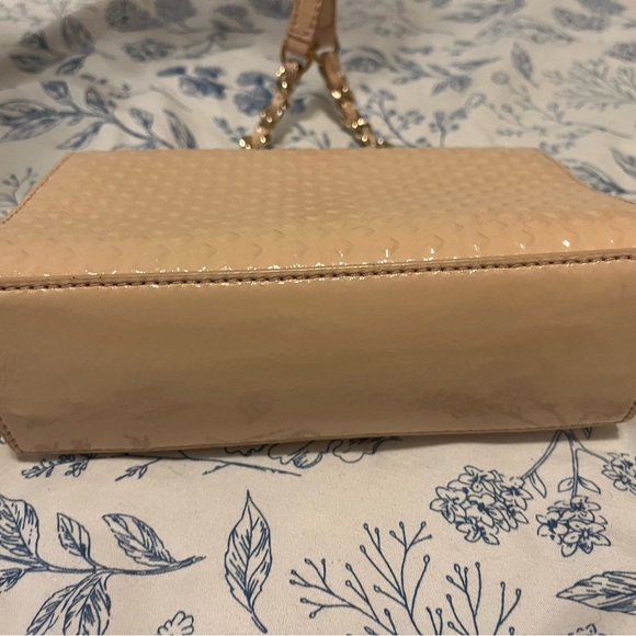 Elegant Beige Leather Shoulder Bag - Picture 3 of 5